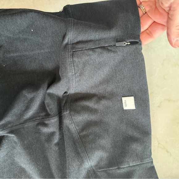 Black Heather High-Waisted Leggings Vuori - Picture 2 of 3